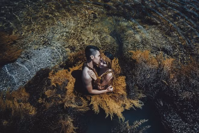 Để phù hợp với chủ đề “trở về miền hoang dã”, cô dâu - chú rể đều được khoác lên mình những bộ trang phục từ rong rêu do chính ê-kíp tự tay thực hiện.