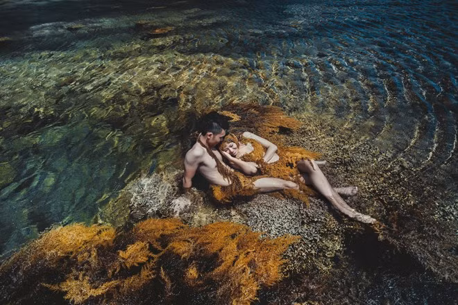 Về ý tưởng của bộ ảnh, nhiếp ảnh gia Hai Lecao chia sẻ: “Dưới thời tiết nắng nóng 40 độ của dải đất Miền Trung, việc chụp ảnh dưới nước là lựa chọn được mọi người yêu thích. Hơn nữa, đây là mùa nước cạn, rong rêu nở rộ nên rất lý tưởng để có một bộ ảnh độc đáo”.