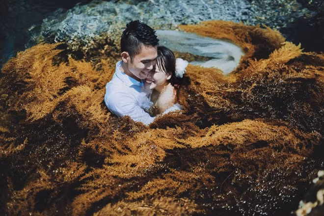 Loạt ảnh cưới của cặp đôi được chụp tại Bãi Đa (Đà Nẵng).