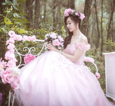 Bên cạnh đó, cô cũng sẽ tiếp tục với công việc người mẫu ảnh.