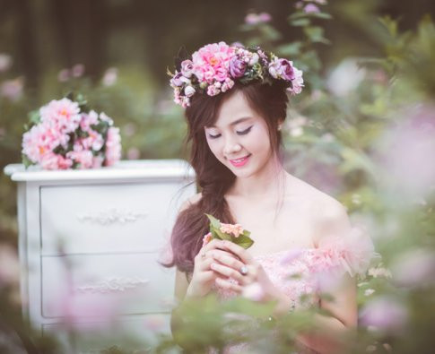 Linh Trang là cô gái rất có khiếu hội họa. Những lúc rảnh rỗi, cô thường ngồi tưởng tượng và vẽ ra những bức tranh lãng mạn.