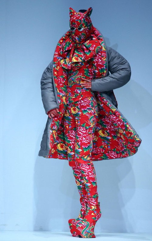 Vừa qua, một show diễn thời trang ở Trung Quốc gây chú ý khi các trang phục được thiết kết theo cảm hứng từ vải chăn con công. Phong cách này nhanh chóng trở thành mốt tại nhiều quốc gia châu Á, trong đó có Việt Nam.