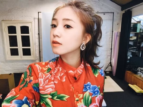 Đây là vải có màu sặc sỡ, nhiều họa tiết hoa, lá. Hiện tại, loại vải này được nhiều bạn trẻ chọn mua để may trang phục, trong đó có hot girl Salim.