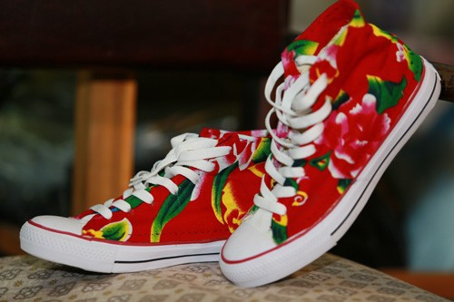 Không chỉ xuất hiện trên trang phục, các bạn trẻ còn biến hóa họa tiết chăn con công trên giày, hay may túi xách, khăn...