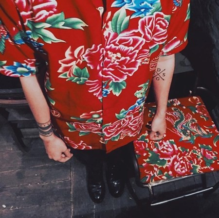 Chị Thúy, chủ cửa hàng thời gian trên phố Hoàng Cầu (Hà Nội) cho biết, loại vải họa tiết chăn con công có giá dao động từ 100.000 đồng một m vải, khổ 1,5 m.