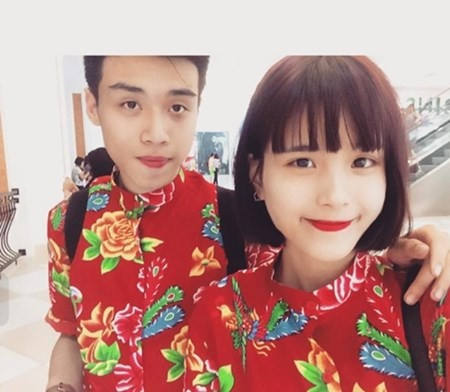 Hai bạn trẻ tự tin diện trang phục chăn con công đi chơi cùng bạn bè. Hoàng My, sinh viên năm thứ tư Đại học Tôn Đức Thắng TP HCM cũng hào hứng với kiểu trang phục này.