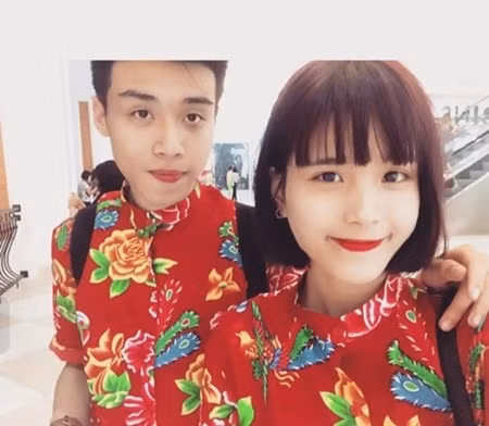 Hai bạn trẻ tự tin diện trang phục chăn con công đi chơi cùng bạn bè. Hoàng My, sinh viên năm thứ tư Đại học Tôn Đức Thắng TP HCM cũng hào hứng với kiểu trang phục này.