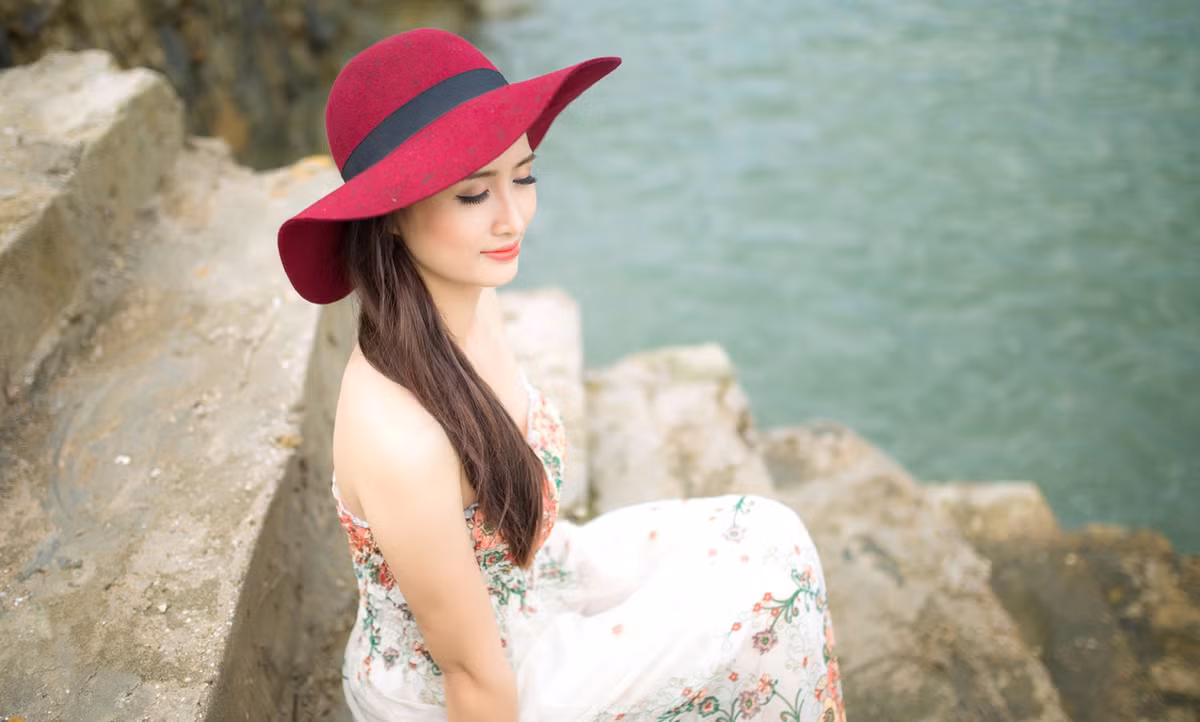 Chia sẻ về bộ ảnh này nhiếp ảnh gia Dương Võ khẳng định: "Lúc đầu mình cũng không ngờ rằng Linh đã là mẹ của ba cô công chúa. Nhưng đúng là nét trẻ trung rạng ngời của cô ấy khiến ai cũng phải ngỡ ngàng".