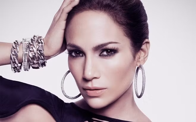 Jennifer Lopez không hổ danh diva với hàng tá các yêu cầu đến mức phi lý khi lưu diễn. Cô bị đồn là không nể nang ai và sẽ từ chối hợp tác cho đến khi toàn bộ các yêu cầu đưa ra được đáp ứng.