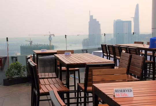 Hầu hết các nhà hàng, cà phê hướng nhìn đẹp về quận 1 đều được khách đặt kín chỗ.