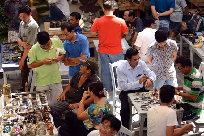 10. Chợ ve chai TP HCM: Sáng chủ nhật hàng tuần, những người yêu thích sưu tập đồ cũ lại tìm đến phiên chợ ve chai nằm trong khuôn viên một quán cà phê ở phường 11, quận Bình Thạnh, TP HCM. Phiên chợ bày bán đủ mọi loại hàng hóa, từ bình dân đến cao cấp như bật lửa zippo, đồng hồ cũ, những món nữ trang cổ, đĩa nhạc xưa, đến những chiếc xe cổ đắt giá hay chiếc camera cổ nhất thế giới.