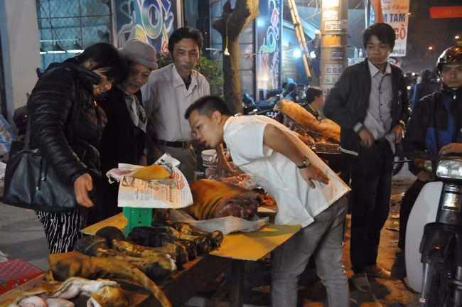 5. Chợ Viềng Nam Định: Chỉ họp mỗi năm một lần và họp từ nửa đêm đến rạng sáng, chợ Viềng (thị trấn Gôi, Nam Định) là khu chợ nổi tiếng nhất miền Bắc. Người đi chợ quan niệm, đến đây để mua may, bán rủi, nên ai cũng sẽ mua ít nhất một món đồ về nhà, và hầu như không mặc cả. Trước đây, chợ Viềng chỉ bán nông cụ, đặc biệt là dao, rìu, lưỡi cày...nhưng nay sản phẩm đã đa dạng hơn.