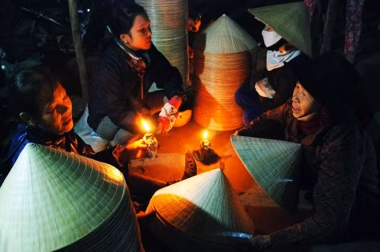 9. Chợ nón Gò Găng: Chợ nón Gò Găng nằm ở xã An Nhơn, thành phố Quy Nhơn, tỉnh Bình Định chỉ họp tầm 3h-4h sáng, nên còn có tên là "Chợ Gà Gáy". Chợ chỉ bán một mặt hàng duy nhất là nón lá thô, vật dụng làm nón và thường diễn ra dưới ánh đèn dầu.