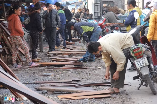 4. Chợ gỗ vụn Bắc Ninh: Trên đoạn đường ven đê dài gần 2 km dẫn vào làng Đông Kỵ (Từ Sơn, Bắc Ninh), ngôi làng được mệnh danh giàu nhất Việt Nam, chợ mua bán gỗ trắc vụn ngày nào cũng họp. Ở đây, gỗ vụn, thô thường bán theo cân, với giá khoảng 1 triệu đồng/kg. Những tấm ván dài, nguyên khối có giá từ 10 đến 50 triệu đồng mỗi tấm.