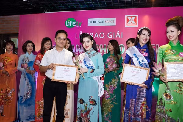 "Cuộc thi diễn ra trong một thời gian khá dài. Trải qua 7 vòng thi ảnh với những chủ đề khác nhau. Mình và nhiếp ảnh lúc nào cũng có phương châm là cống hiến hết mình để cho ra những bức hình đẹp nhất, ý nghĩa nhất", cô chia sẻ thêm.