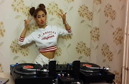 DJ Oxy năng động khi buộc tóc Na Tra chơi nhạc. Trong ảnh, cô cover ca khúc Không phải dạng vừa đâu của Sơn Tùng M-TP.