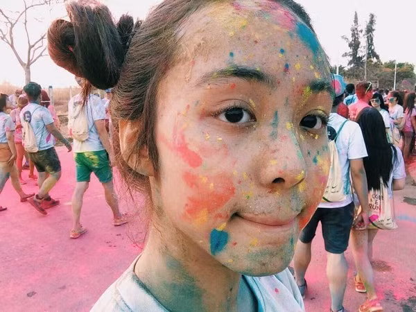 Trong một sự kiện, Bảo Trân thu hút sự chú ý với khuôn mặt lấm lem đầy màu sắc và kiểu tóc hai chỏm cá tính.