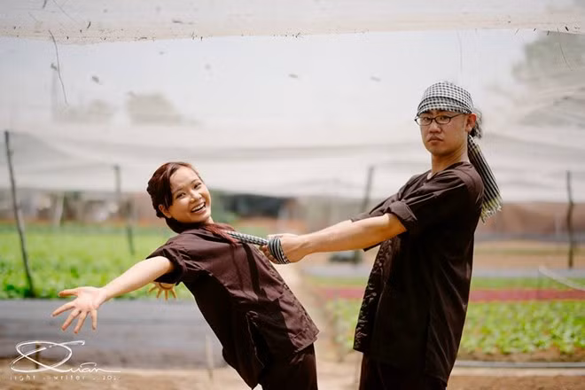 Bạch Mai chia sẻ: "Chúng mình dự định sau khi làm đám cưới, sẽ sang Nhật sinh sống. Bởi vậy, mình muốn lưu giữ những hình ảnh thân thuộc nơi quê nhà. Bối cảnh của bộ hình cưới đều là cảnh vật xung quanh nơi mình sinh ra và lớn lên, từ ngôi nhà, vườn tược, khu chợ nghèo...Tất cả đều gắn liền tuổi thơ của mình".