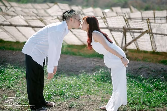 Bộ ảnh cưới dân dã, mang đậm hình ảnh của làng quê Việt Nam của cô dâu Bạch Mai và chú rể người Nhật Tomida Kohei được thể hiện qua ống kính của nhiếp ảnh gia Nguyễn Bảo Quân.