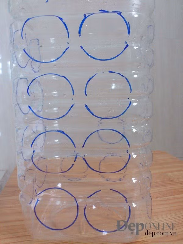 Bước 1: Dùng bút lông căn theo hình tròn của đầu ống nước vẽ lên xung quanh thân can nhựa như hình.