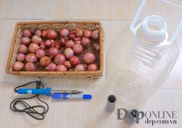 Chuẩn bị: Một can nhựa to 5l (loại đựng dầu ăn, nước rửa chén…); một dụng cụ hàn (nếu không có các bạn dùng một que sắt hay dao rồi hơ nóng); một đoạn ống nước, bút lông; hành tím, xơ dừa/mùn cưa/đất trồng tùy ý.