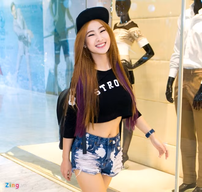 Nữ DJ cho biết, ngoài đời, cô thường ăn mặc đơn giản, khác với lúc phải biểu diễn.