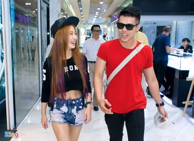 Đa số bạn thân của Oxy đều là người trong nghề nên cô thường xuyên gặp họ để trao đổi kinh nghiệm, cũng như tìm hiểu thị hiếu âm nhạc mới nhất.