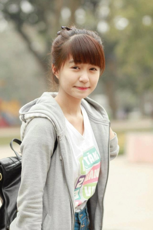 Tuy nhiên nhờ gương mặt xinh xắn cùng cách phối đồ hợp thời trang nên cô bạn vẫn thu hút một lượng người theo dõi nhất định.