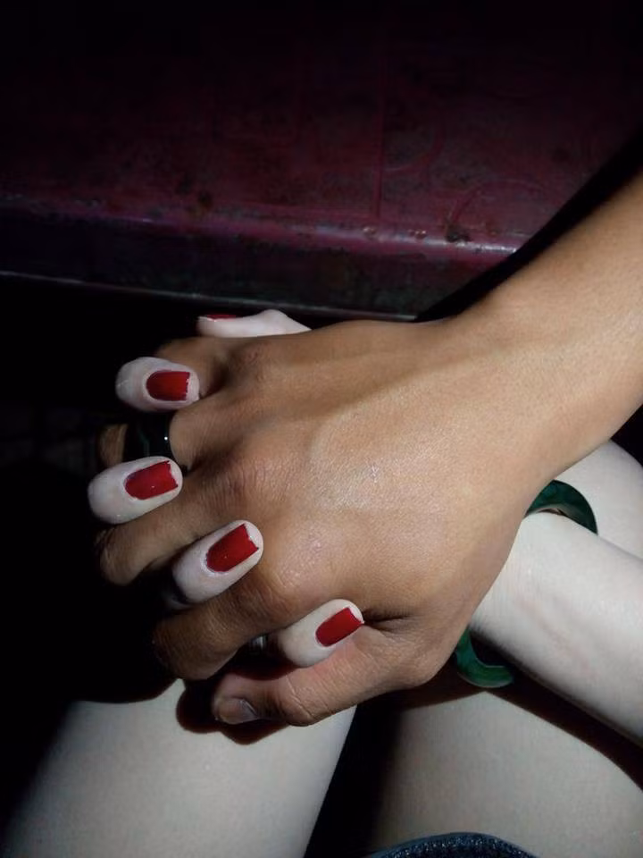 Nắm chặt bàn tay em.