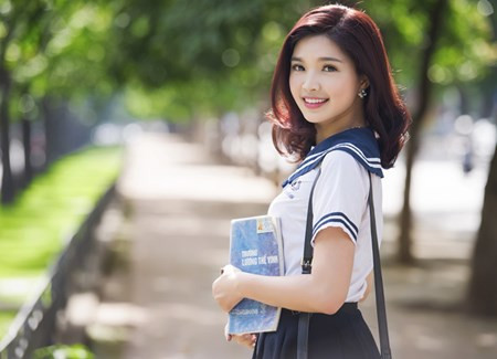 Sau khi tốt nghiệp đại học, có nhiều thời gian hơn cho bản thân, Thùy Dương đã lên ý tưởng thực hiện bộ ảnh ý nghĩa này tại chính ngôi trường cấp ba cô từng theo học (PTTH Lương Thế Vinh - Hà Nội).