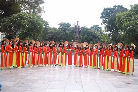 Áo dài và nón lá.