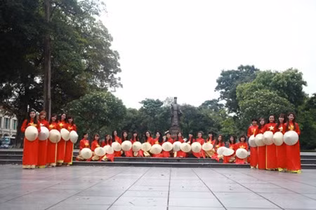 Người con gái Việt Nam bên áo dài, nón lá.