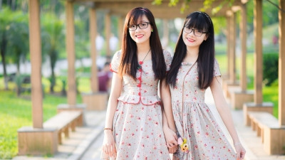 Tốt nghiệp cấp 3, cô chị Thủy Thu thi đỗ vào trường ĐH Y Hà Nội khoa Răng Hàm Mặt với 27 điểm; cô em Thu Thủy thi đỗ vào trường ĐH Ngoại thương Hà Nội với 26 điểm.