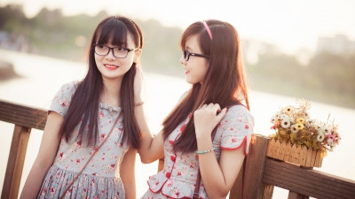 Dù tính cách khác nhau và đôi lúc là không hiểu ý nhau nhưng cặp song sinh này chưa bao giờ giận nhau quá một ngày. Ảnh: Tabi Photography.