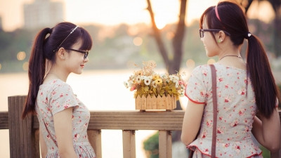 Cô chị Thu Thủy có tài lẻ ca hát, nhảy múa. Cô em Thủy Thu thích ca hát, đàn guitar và vẽ tranh.