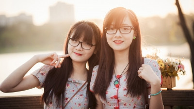 Khi còn là học sinh trường THPT chuyên Phan Bội Châu, cặp song sinh Lương Thủy Thu và Lương Thu Thủy đã nổi đình đám bởi thành tích học tập khủng cũng như sở hữu ngoại hình xinh xắn, đáng yêu.