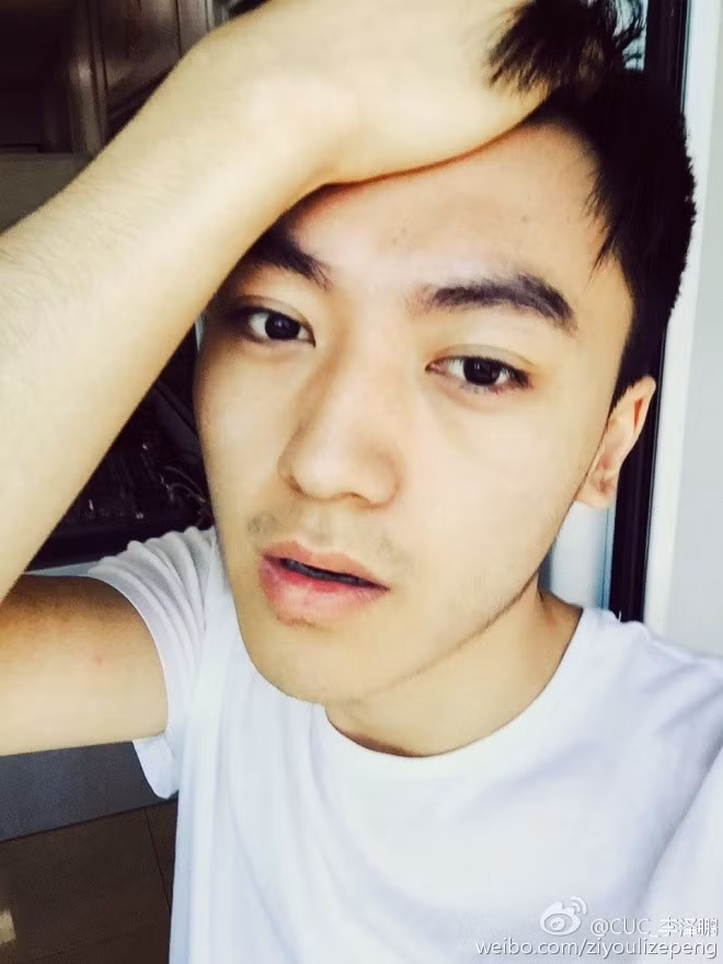 Anh thậm chí còn được gọi là "Nam phát thanh viên đẹp trai nhất Trung Quốc".