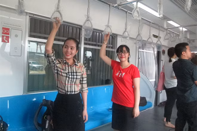 Tay vịn, móc nắm bên trong toa tàu.