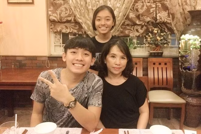 Phở Đặc Biệt (Tô Bửu Phát) vừa gây chú ý trên mạng khi khoe ảnh chụp cùng mẹ và em gái trên Facebook. Em gái của anh tên Tô Kim Oanh, sinh năm 1996, là sinh viên Đại học Hoa Sen.