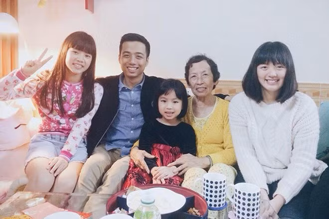 He Always Smiles (Đỗ Hoàng Minh Khôi) cũng có một em gái cách mình 4 tuổi, tên là Đỗ Hoàng Linh Chi (áo trắng ngoài cùng bên phải). Cô sinh năm 1996 và hiện học tại Đại học Mỹ thuật Công nghiệp Hà Nội.