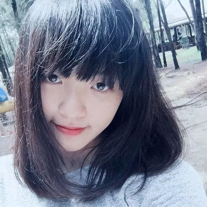 Ngoài thời gian học trên trường, Linh Chi còn làm thêm tại một rạp chiếu phim. He Always Smiles cho hay, anh rất tự hào và vui mừng khi thấy em gái ngày càng trưởng thành, sống tự lập và biết lo cho bản thân nhiều hơn.