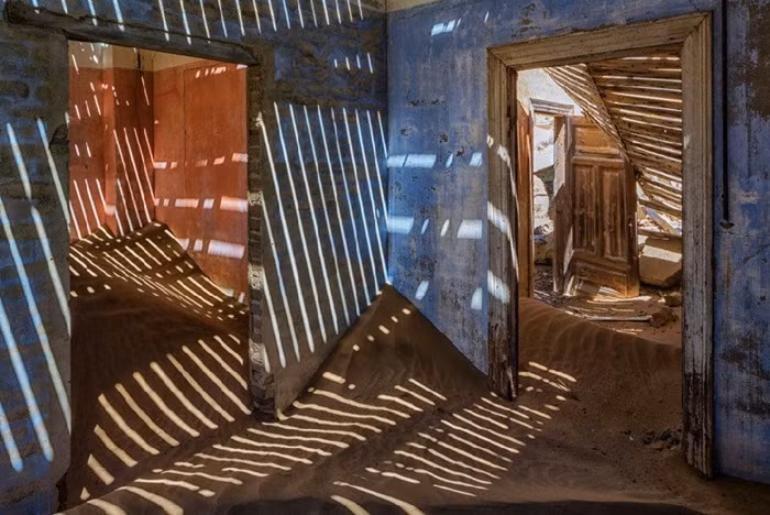 Những người từng đến đây cho biết, có cảm giác rất lạ khi đi lại trên cát giữa những ngôi nhà.