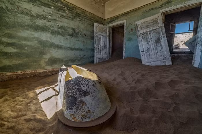 Nhưng hơn 50 năm qua, nơi đây bỏ hoang vì không còn ai ở do các mỏ kim cương cạn kiệt dần. Thời điểm đông đúc, ở đây có khoảng 700 gia đình