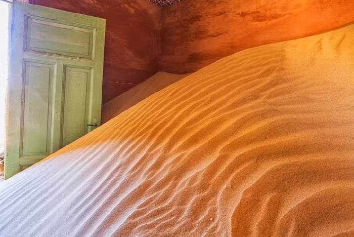 Cát chắn trong nhà tạo nên khung cảnh như trên sa mạc thật