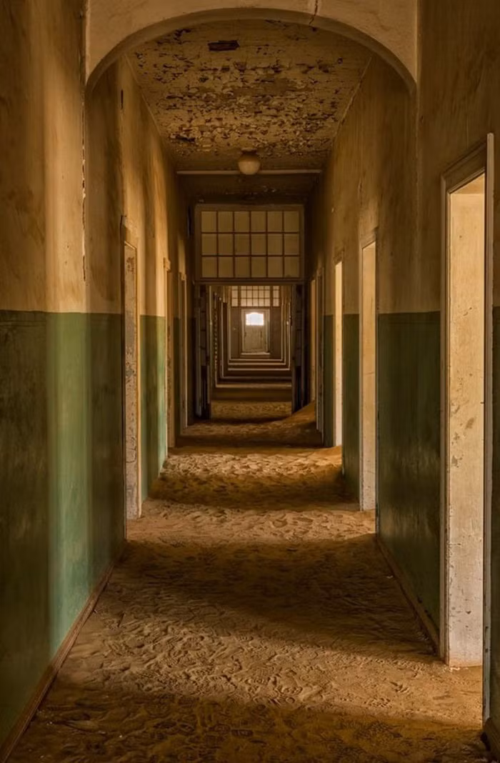 Thành phố được hình thành hồi đầu thế kỷ 20. Khi các mỏ kim cương được tìm thấy thu hút rất đông những người khai thác đến đây.