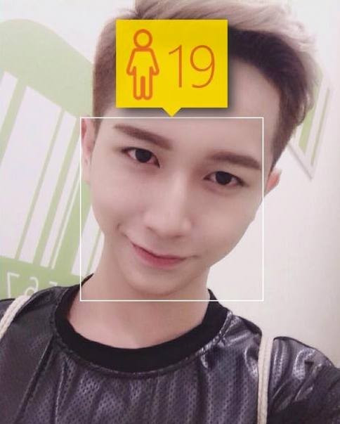 Đoán tuổi qua hình ảnh: Mới đây, hot teen Việt rộ mốt đoán tuổi qua hình ảnh. Trò chơi này được thực hiện bởi ứng dụng có tên How - Old của Microsoft, dựa trên sự phân tích đường nét trên khuôn mặt và cách ăn mặc của nhân vật trong ảnh. Tuy nhiên, ứng dụng mới thường dự đoán không chính xác giới tính hay độ tuổi thực của mỗi người dẫn đến không ít tình huống hài hước.