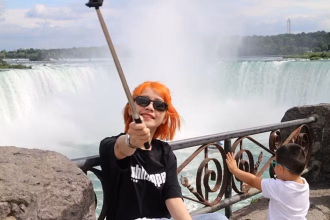 Chụp ảnh với gậy tự sướng: Đây là cách giúp người dùng có thể tự chụp góc rộng. Ngay từ khi ra đời vào năm 2014, những chiếc gậy tự sướng đã khiến đông đảo sao Việt, hot teen mê mẩn và trở thành dụng cụ không thể thiếu mỗi khi tạo dáng.