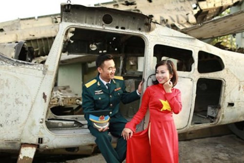 Chồng là lính Phòng không – Không quân, vợ làm hàng không nên đôi vợ chồng Đức Phong – Thanh Hoa đã có bộ ảnh cưới ấn tượng bên những chiếc máy bay. Bộ ảnh cưới ngay lập tức đã gây được sự chú ý với người xem vì sự khác biệt của nó.