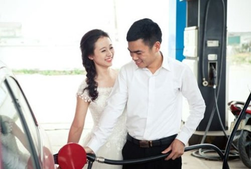 Phương Thúy chia sẻ: "Chúng mình thích phong cách chụp ảnh tự nhiên, gần gũi với cuộc sống hằng ngày. Toàn bộ ý tưởng là do chú rể và mình cùng đưa ra và lên kế hoạch thực hiện. Chồng mình làm quản lý ở cửa hàng xăng dầu, nên anh ấy muốn ghi lại những khoảnh khắc thú vị, đời thường ở nơi đây".