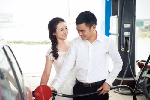 Phương Thúy chia sẻ: "Chúng mình thích phong cách chụp ảnh tự nhiên, gần gũi với cuộc sống hằng ngày. Toàn bộ ý tưởng là do chú rể và mình cùng đưa ra và lên kế hoạch thực hiện. Chồng mình làm quản lý ở cửa hàng xăng dầu, nên anh ấy muốn ghi lại những khoảnh khắc thú vị, đời thường ở nơi đây".